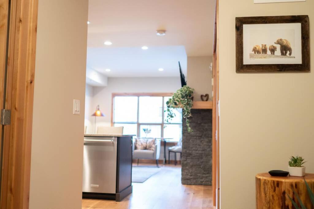 Spring Creek Luxury King One Bedroom At White Spruce Lodge Canmore Exterior photo
