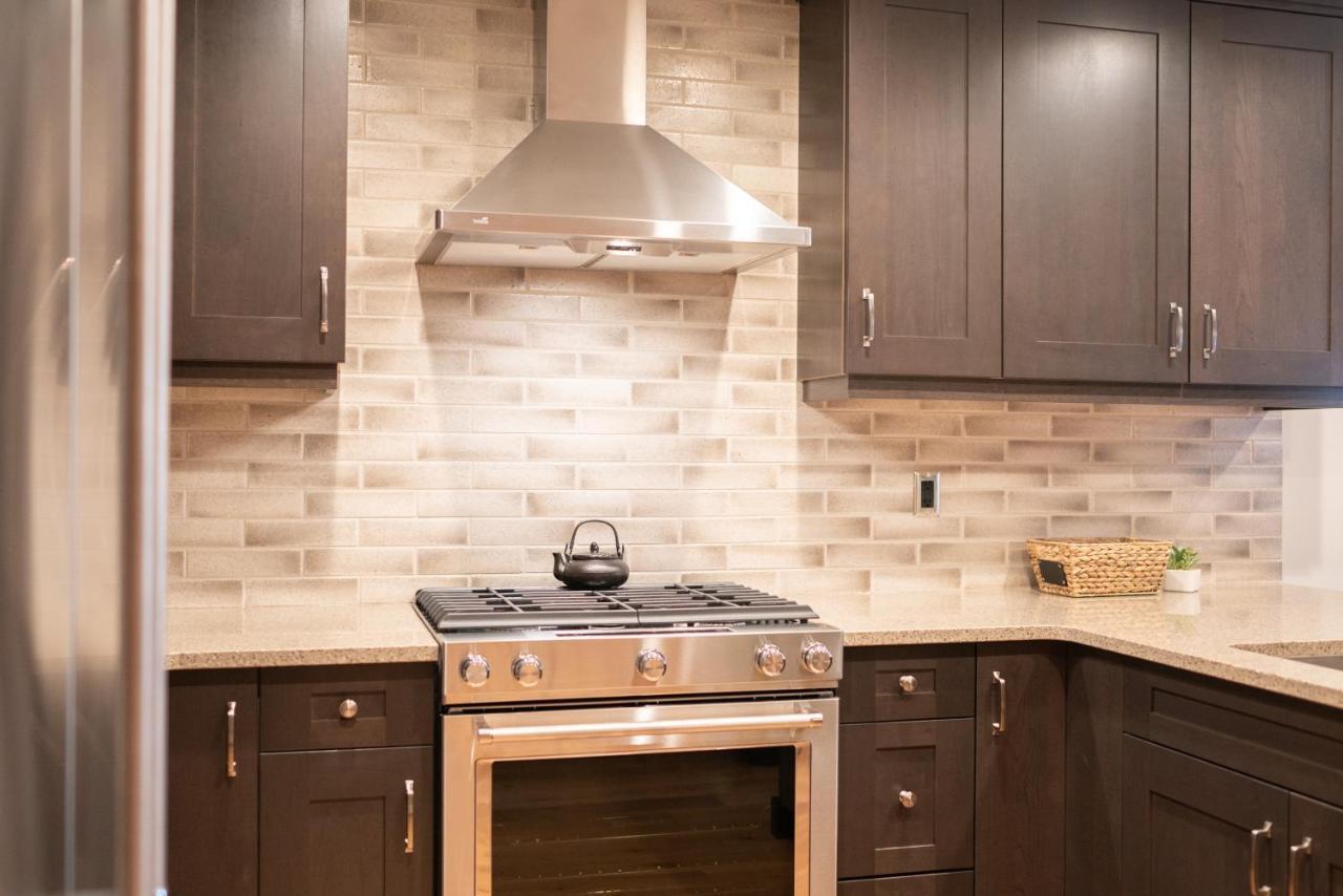 Spring Creek Luxury King One Bedroom At White Spruce Lodge Canmore Exterior photo