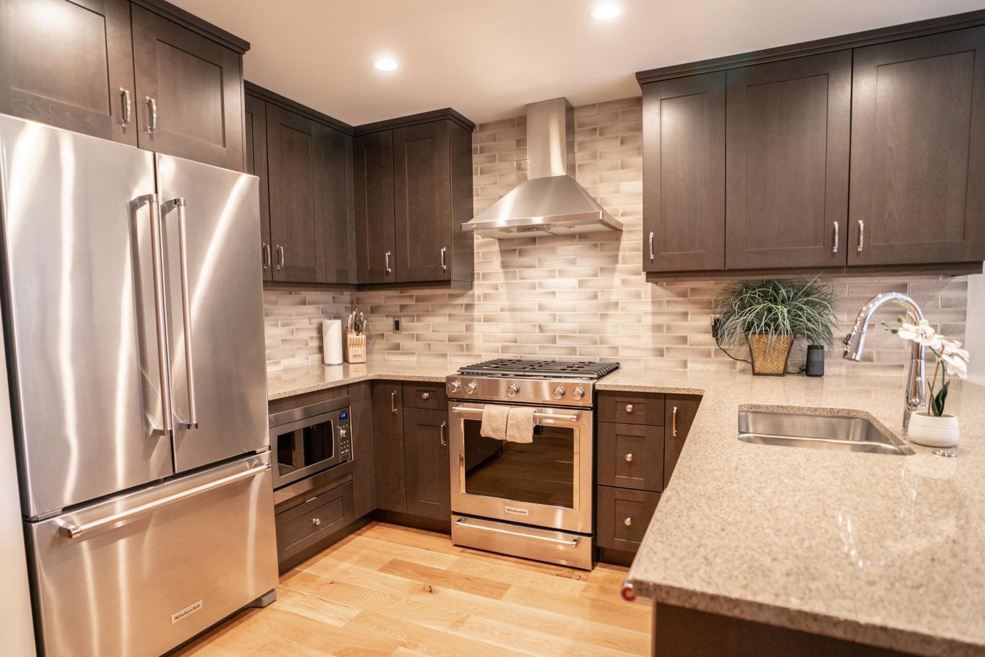 Spring Creek Luxury King One Bedroom At White Spruce Lodge Canmore Exterior photo