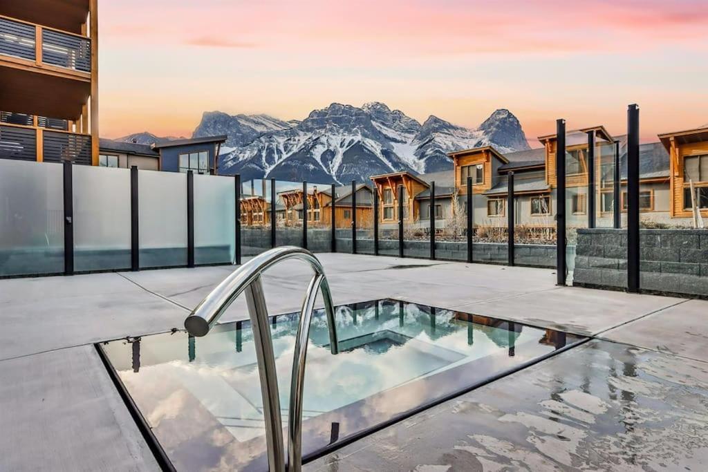 Spring Creek Luxury King One Bedroom At White Spruce Lodge Canmore Exterior photo