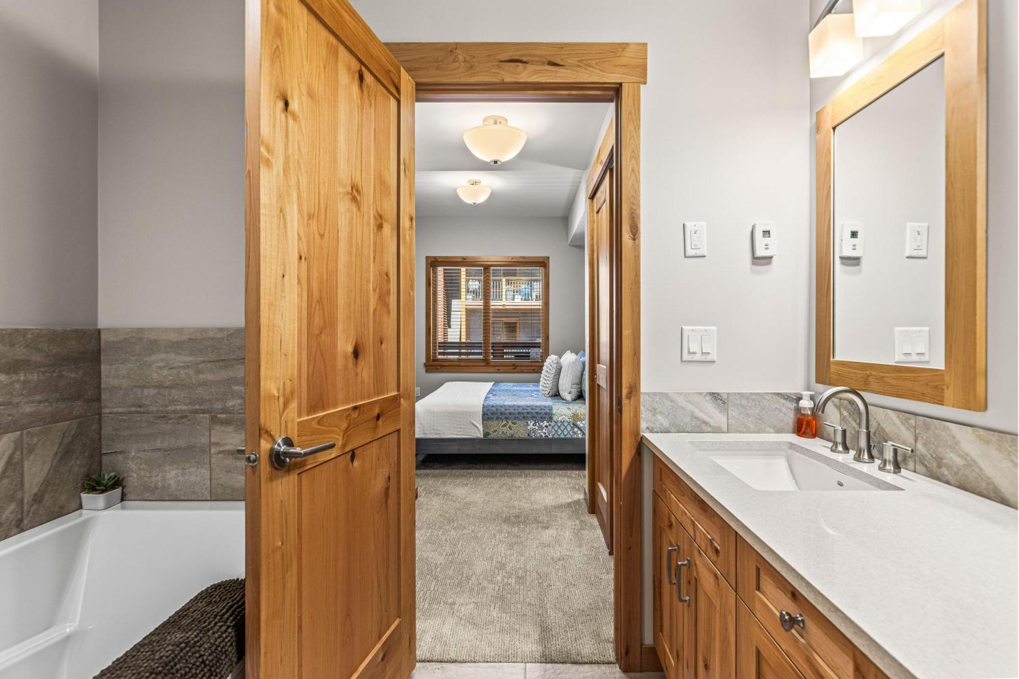 Spring Creek Luxury King One Bedroom At White Spruce Lodge Canmore Exterior photo