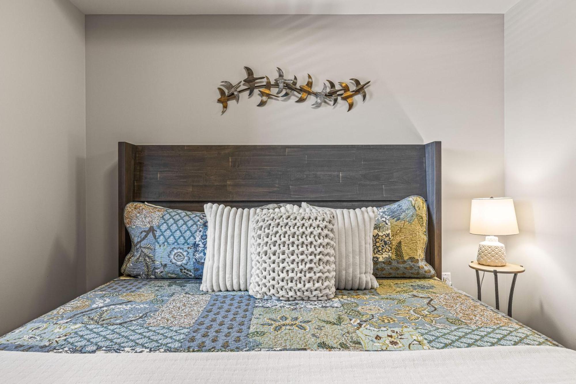 Spring Creek Luxury King One Bedroom At White Spruce Lodge Canmore Exterior photo