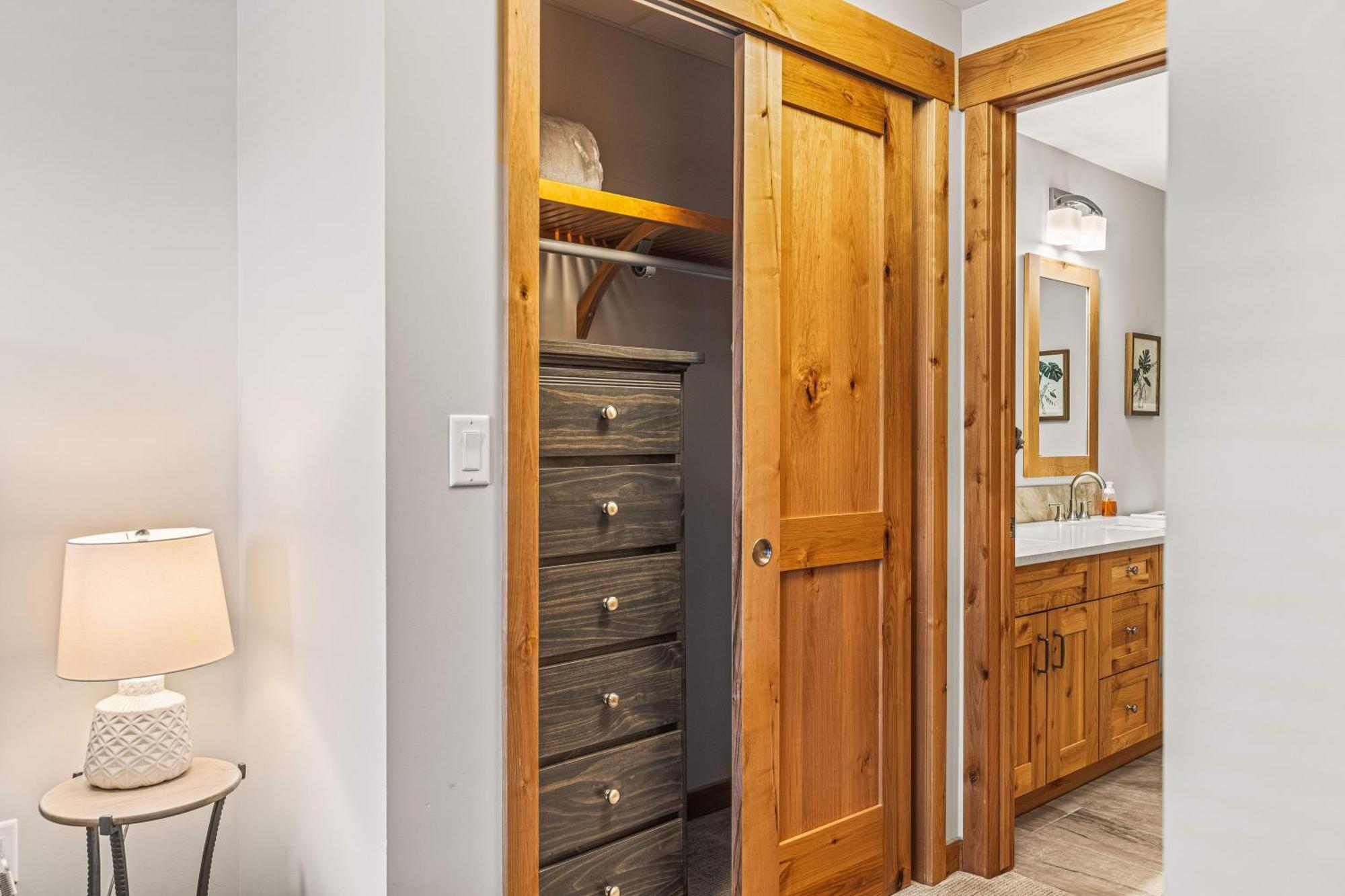 Spring Creek Luxury King One Bedroom At White Spruce Lodge Canmore Exterior photo
