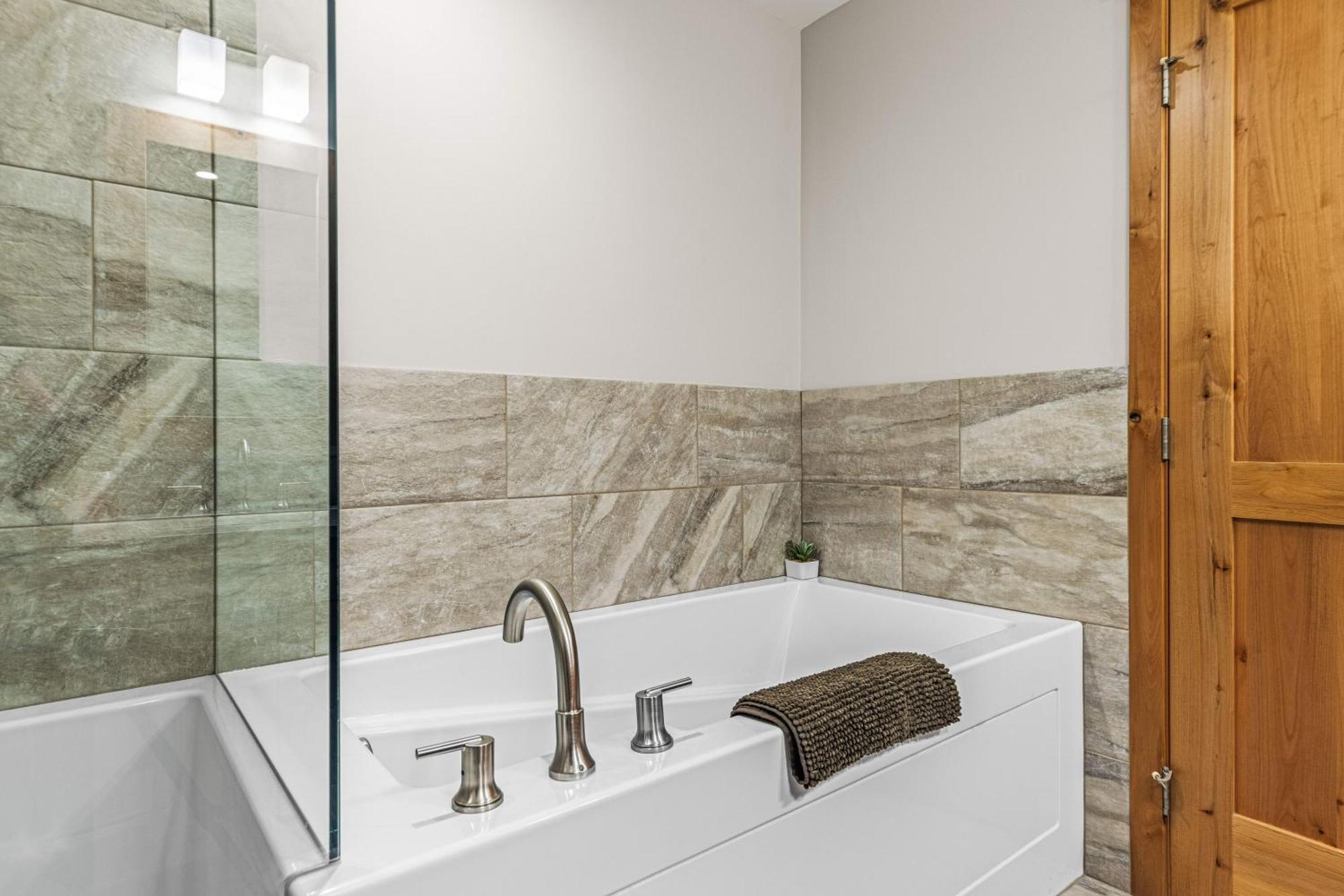 Spring Creek Luxury King One Bedroom At White Spruce Lodge Canmore Exterior photo