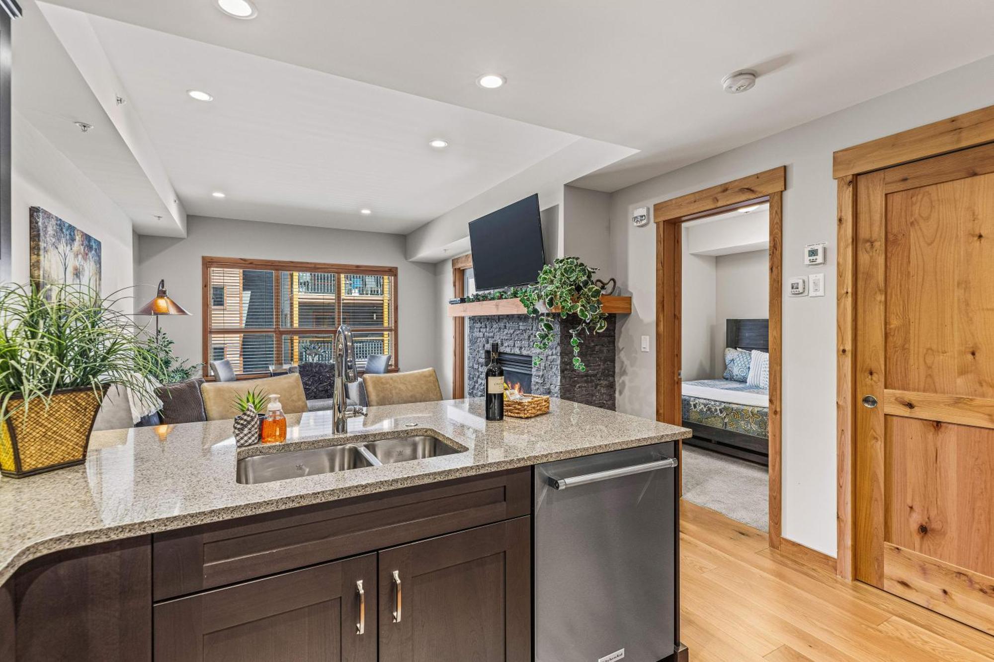 Spring Creek Luxury King One Bedroom At White Spruce Lodge Canmore Exterior photo